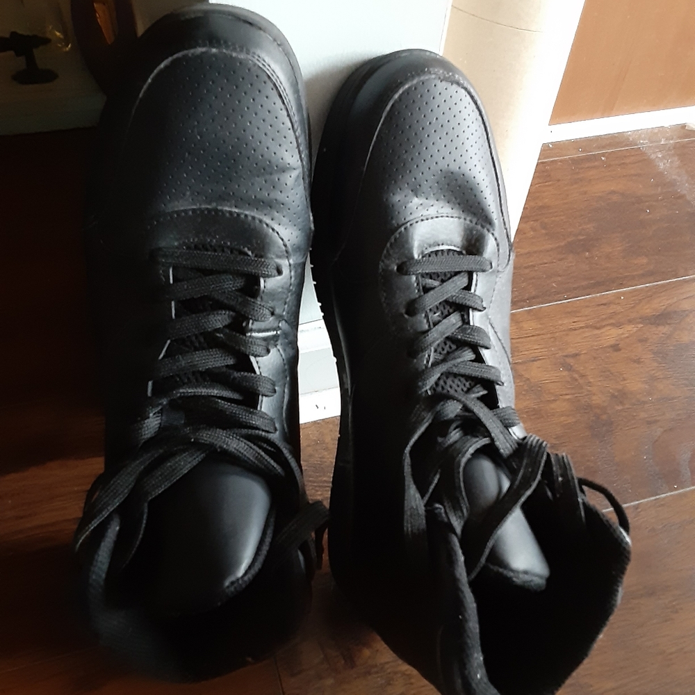 Men's size 13 Catapult black shoes